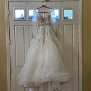 Casablanca Bridal Wedding Dress (Brand New, Size 6)